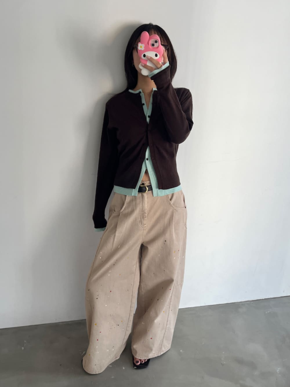 ベージュ系のその他パンツ、ブラウン系のカーディガン/ボレロを着用したレディースの夏コーディネートの3枚目の写真