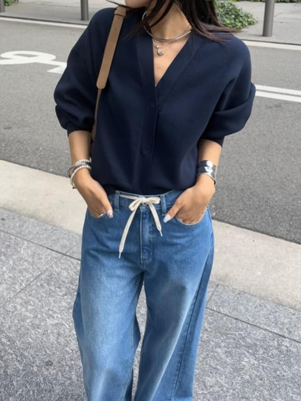 グレー系のカーディガン/ボレロを着用したレディースの冬コーディネートの2枚目の写真