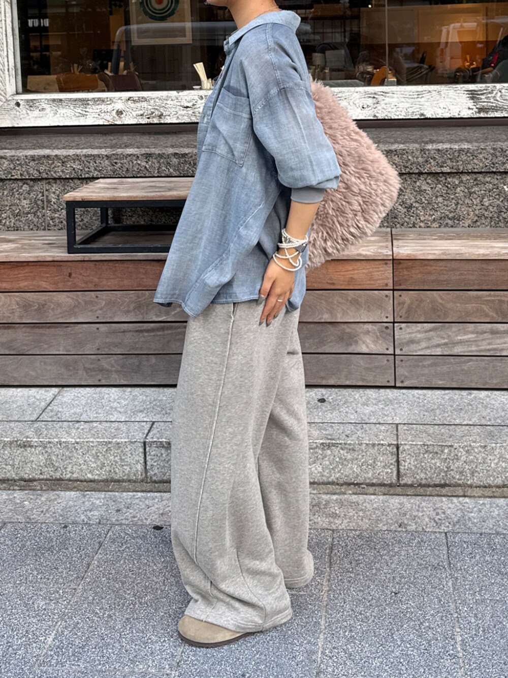 グレー系のその他パンツ、ブルー系のシャツ/ブラウス、グレー系のシャツ/ブラウスを着用したレディースの夏コーディネートの2枚目の写真