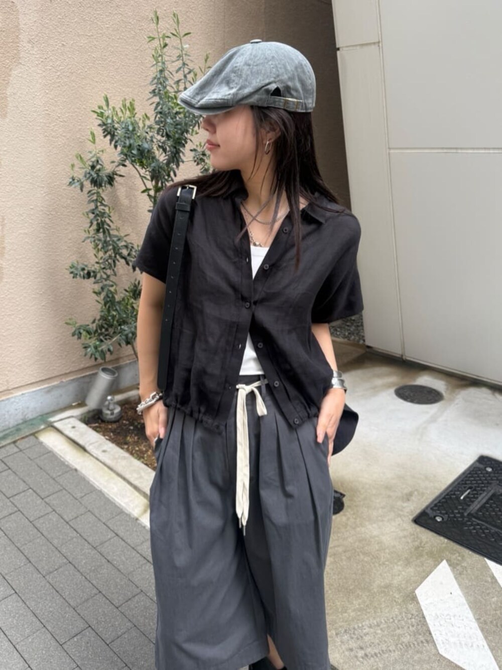 ホワイト系のTシャツ/カットソー、ブラック系のシャツ/ブラウス、グレー系のその他パンツを着用したレディースの春コーディネートの4枚目の写真