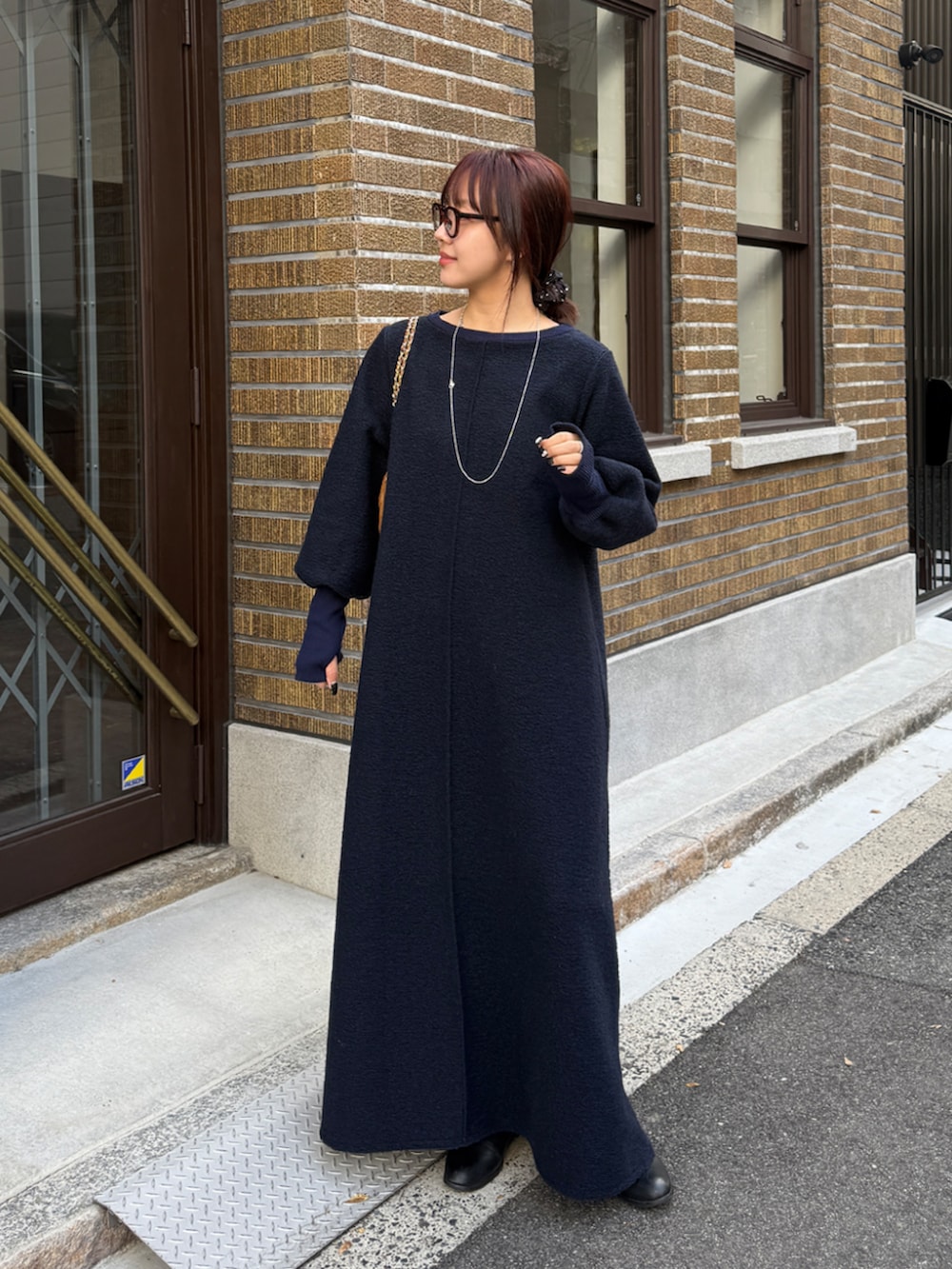 グレー系のワンピースを着用したレディースの秋コーディネートの2枚目の写真