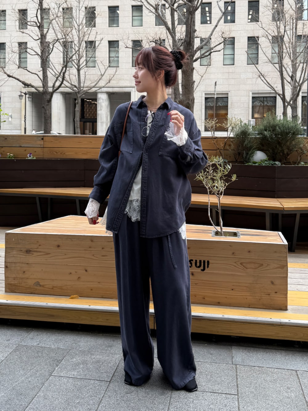 ブルー系のシャツ/ブラウス、ホワイト系のTシャツ/カットソー、ブルー系のその他パンツを着用したレディースの冬コーディネートの2枚目の写真