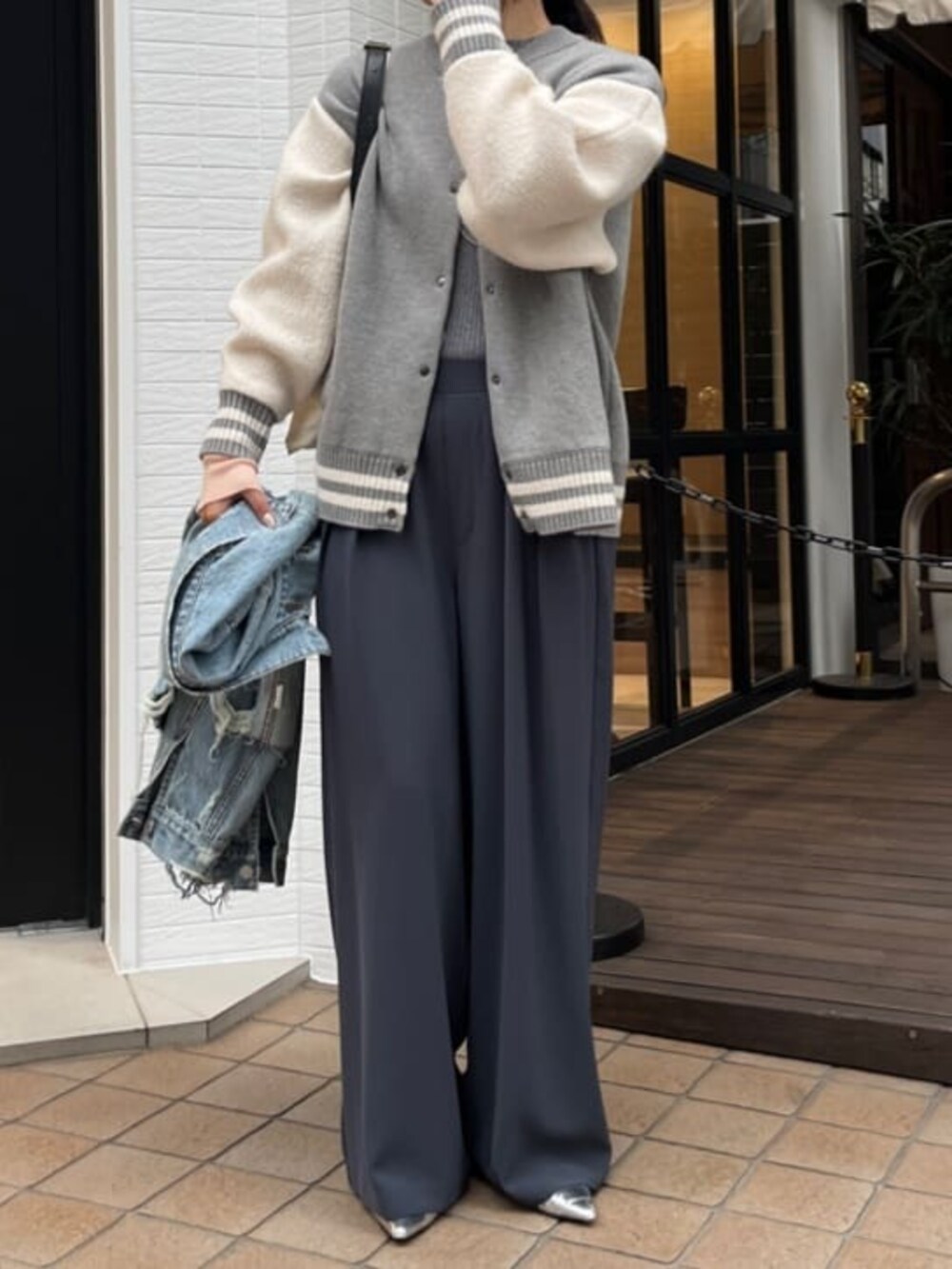 グレー系のその他アウター、グレー系のニット/セーター、ブルー系のその他アウターを着用したレディースの秋コーディネートの2枚目の写真