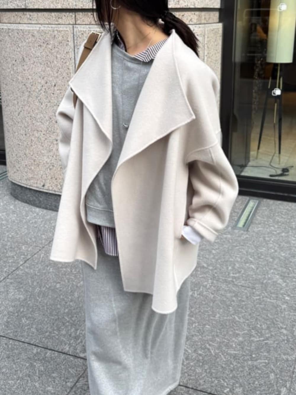 シルバー系のスウェット、レッド系のシャツ/ブラウス、シルバー系のスカートを着用したレディースの冬コーディネートの3枚目の写真