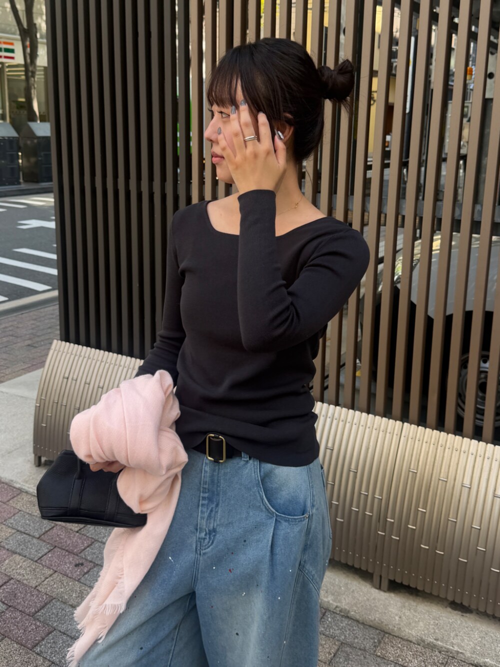 ブルー系のその他パンツ、ブラック系のニット/セーター、ブラック系のその他シューズを着用したレディースの夏コーディネートの5枚目の写真