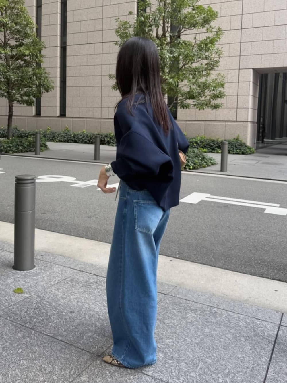 グレー系のカーディガン/ボレロを着用したレディースの冬コーディネートの3枚目の写真