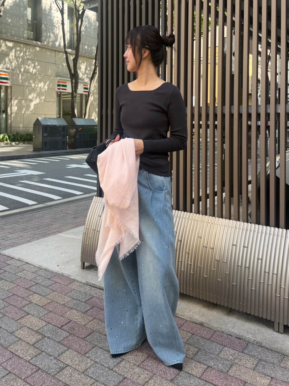 ブルー系のその他パンツ、ブラック系のニット/セーター、ブラック系のその他シューズを着用したレディースの夏コーディネートの2枚目の写真