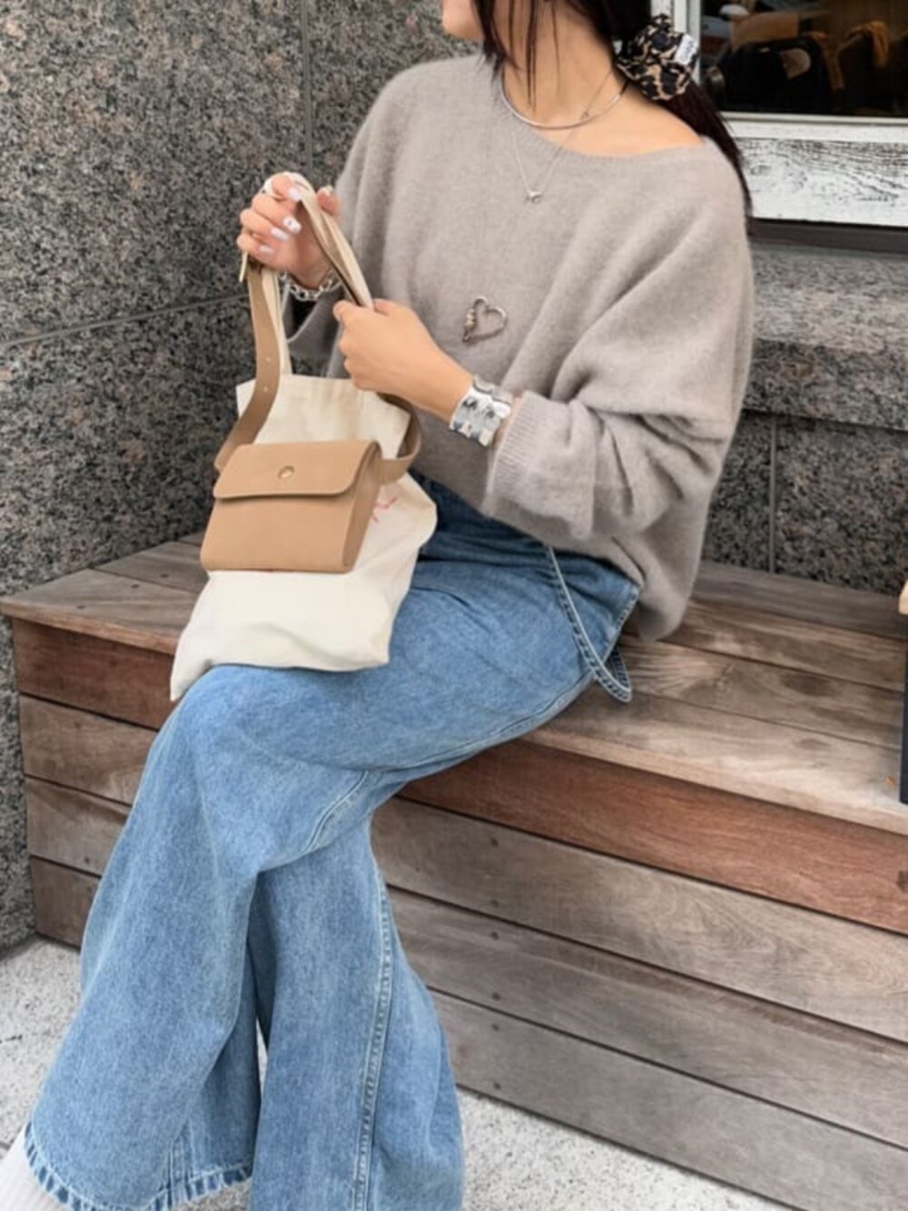 ブルー系のデニムパンツ、ブラウン系のニット/セーターを着用したレディースの冬コーディネートの3枚目の写真