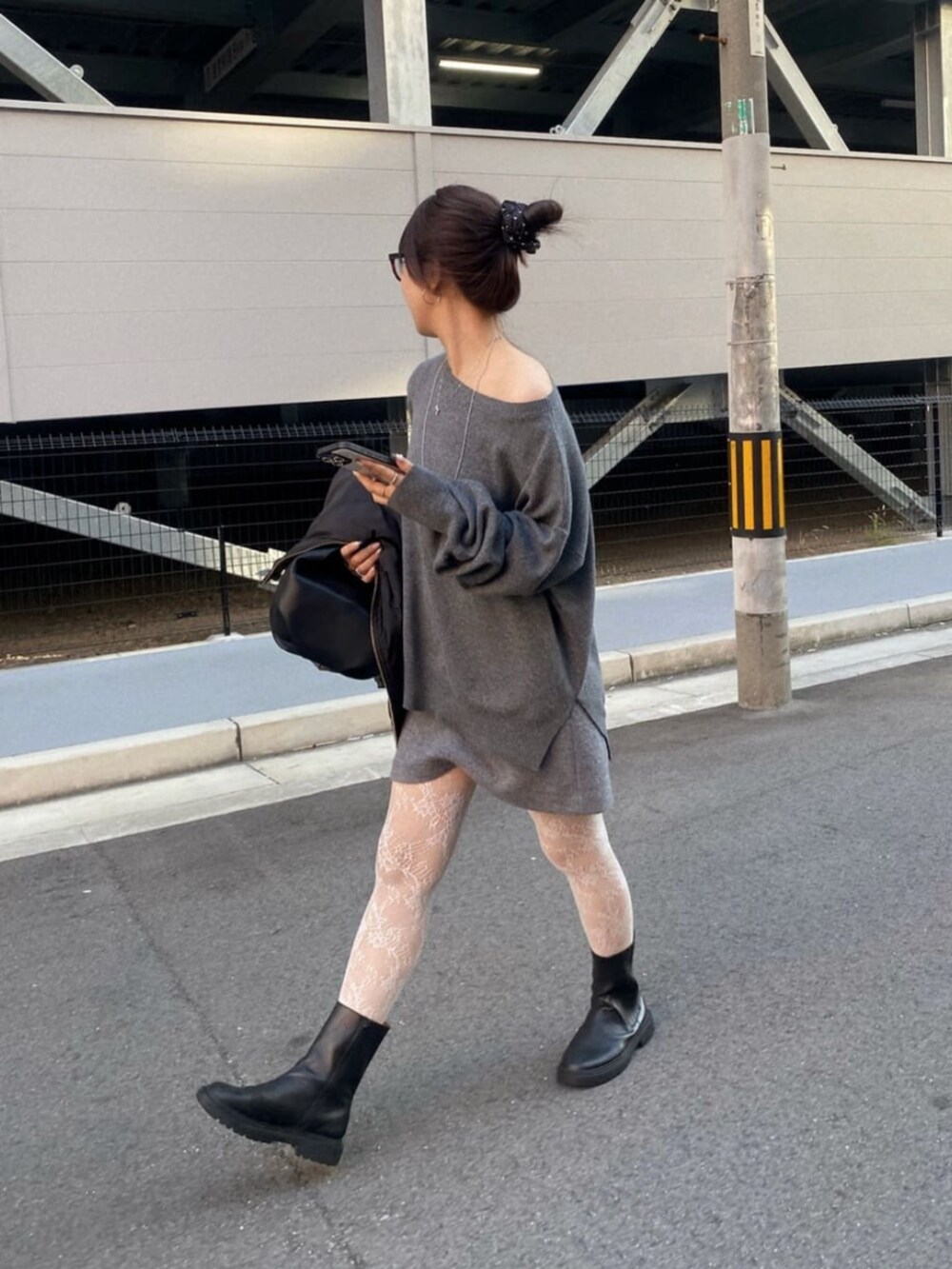 グレー系のスカート、グレー系のニット/セーターを着用したレディースの秋コーディネートの3枚目の写真