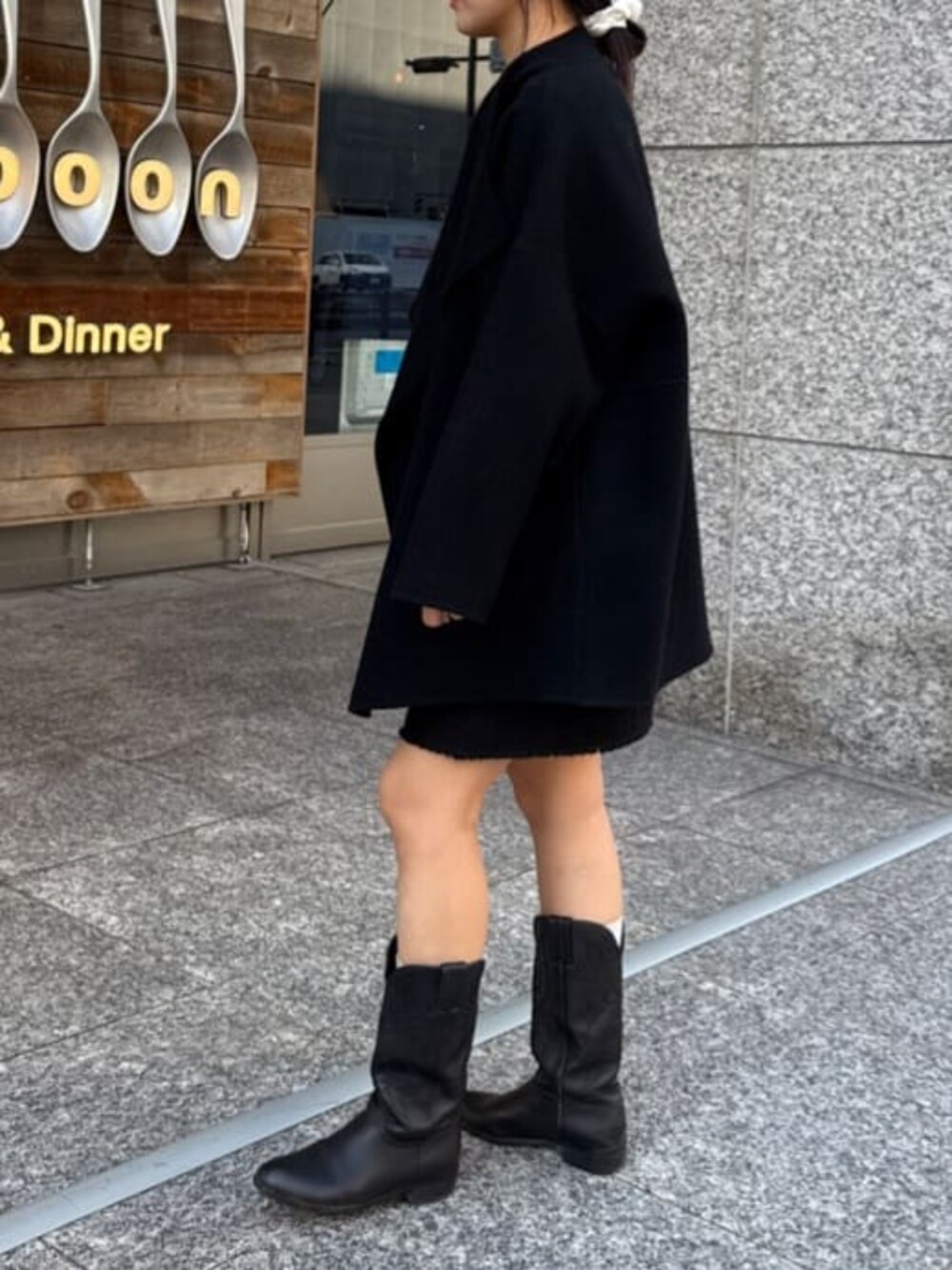 ブラック系のその他アウター、ブラック系のスカート、ブラック系のニット/セーターを着用したレディースの冬コーディネートの3枚目の写真