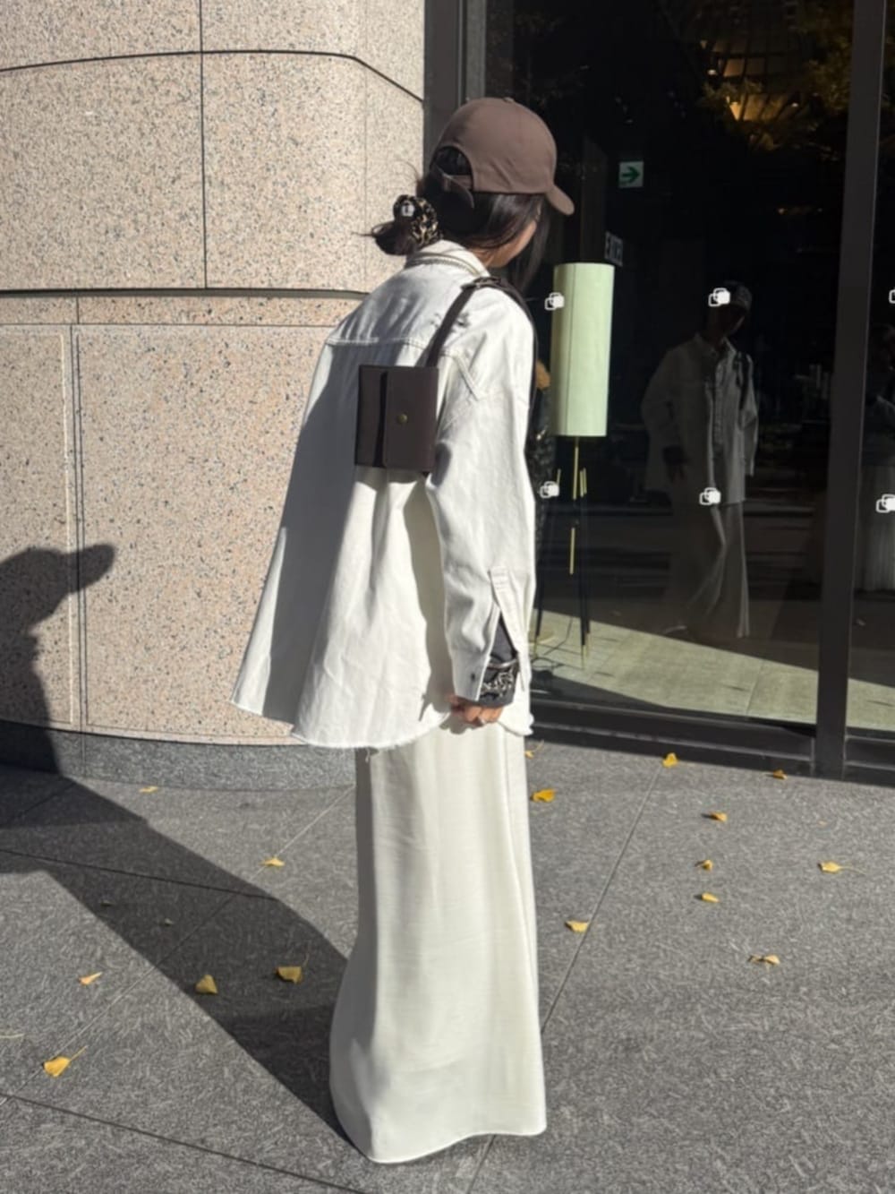 ブルー系のシャツ/ブラウス、ホワイト系のスカートを着用したレディースの冬コーディネートの5枚目の写真