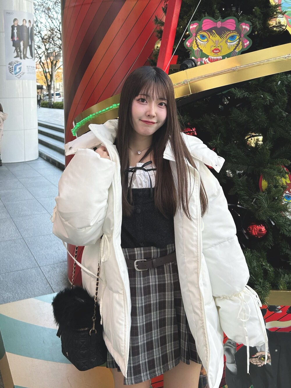 ブラック系のTシャツ/カットソー、ブラウン系のスカート、ブラック系のその他シューズを着用したレディースの冬コーディネートの2枚目の写真