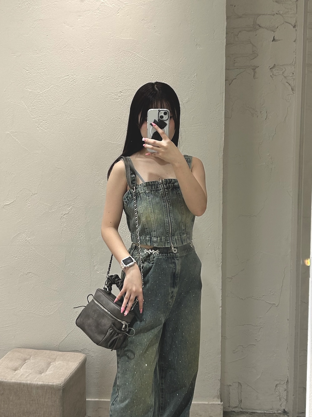 ブルー系のシャツ/ブラウス、ブラック系のブーツ、ブラック系のショルダーバッグを着用したレディースの夏コーディネートの2枚目の写真