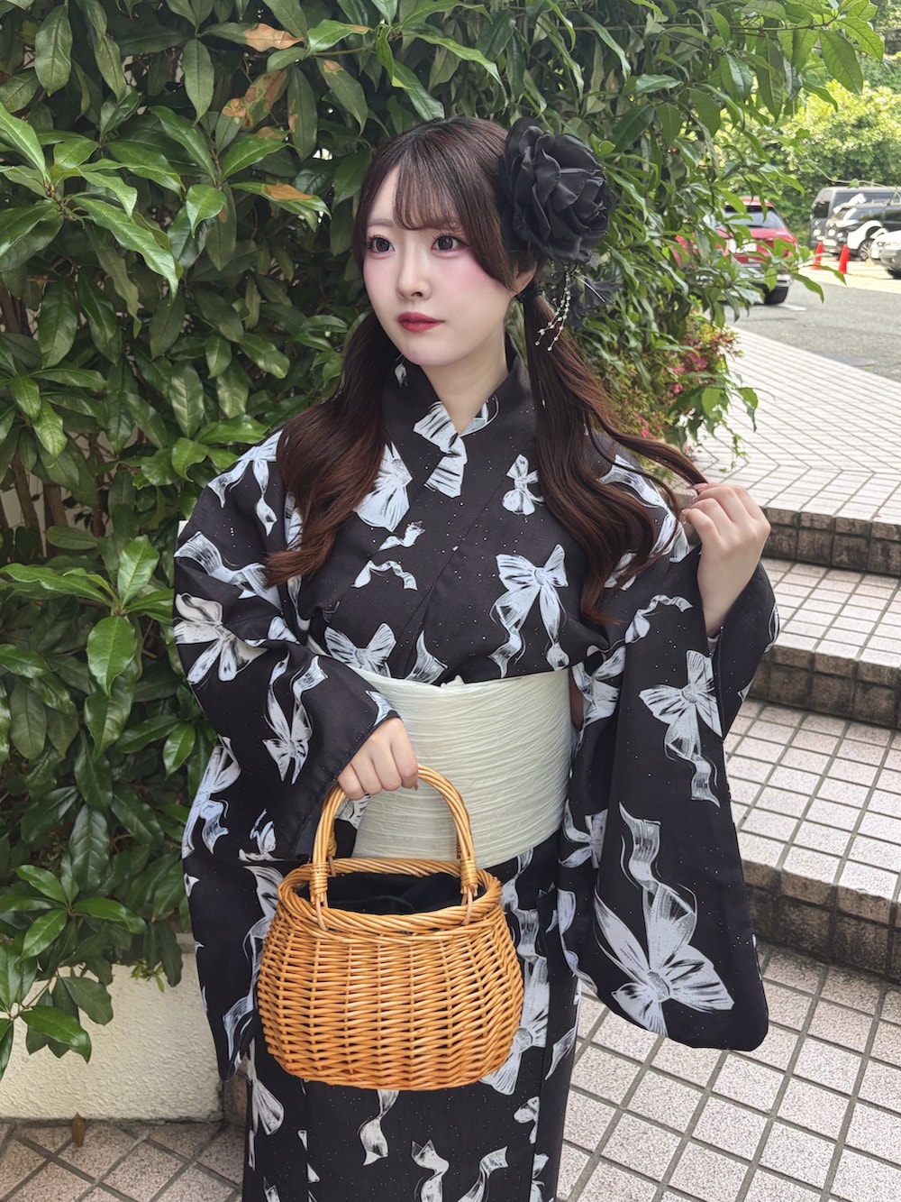 ブラック系のサンダル、ブラック系の浴衣を着用したレディースの夏コーディネートの2枚目の写真