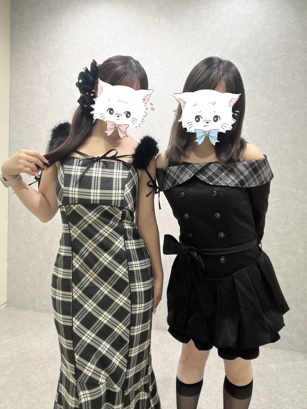ブラック系のワンピース、ブラック系のその他シューズ、ブラック系のワンピースを着用したレディースの夏コーディネートの2枚目の写真