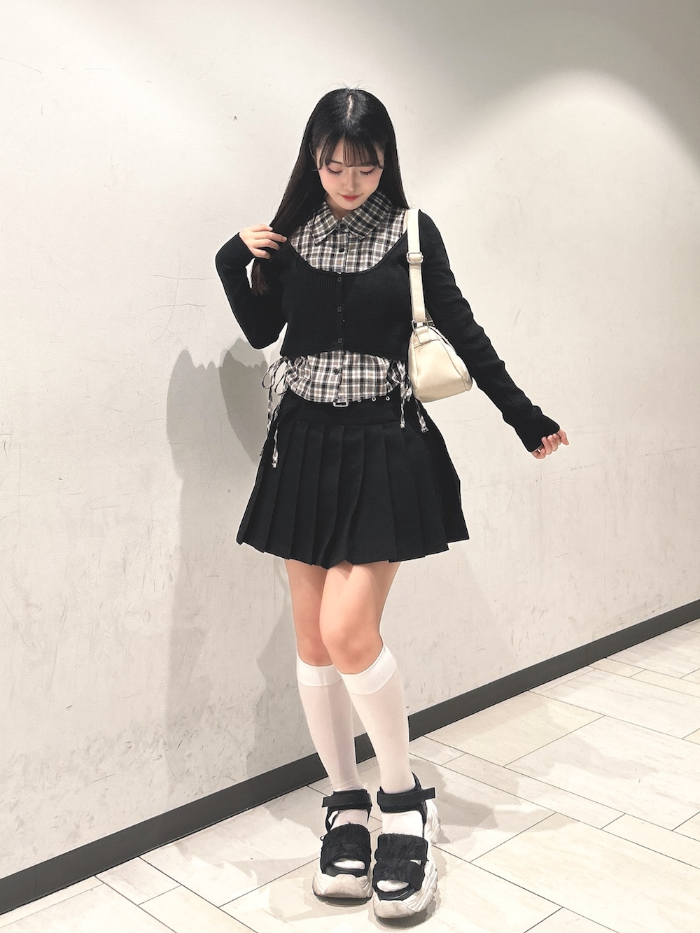 ブラック系のカーディガン/ボレロ、ブラック系のスカート、ブラック系のサンダルを着用したレディースの夏コーディネートの4枚目の写真