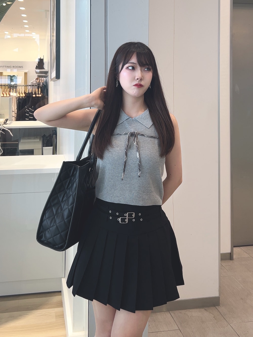 グレー系のニット/セーター、ブラック系のスカート、ブラック系のその他シューズを着用したレディースの夏コーディネートの3枚目の写真