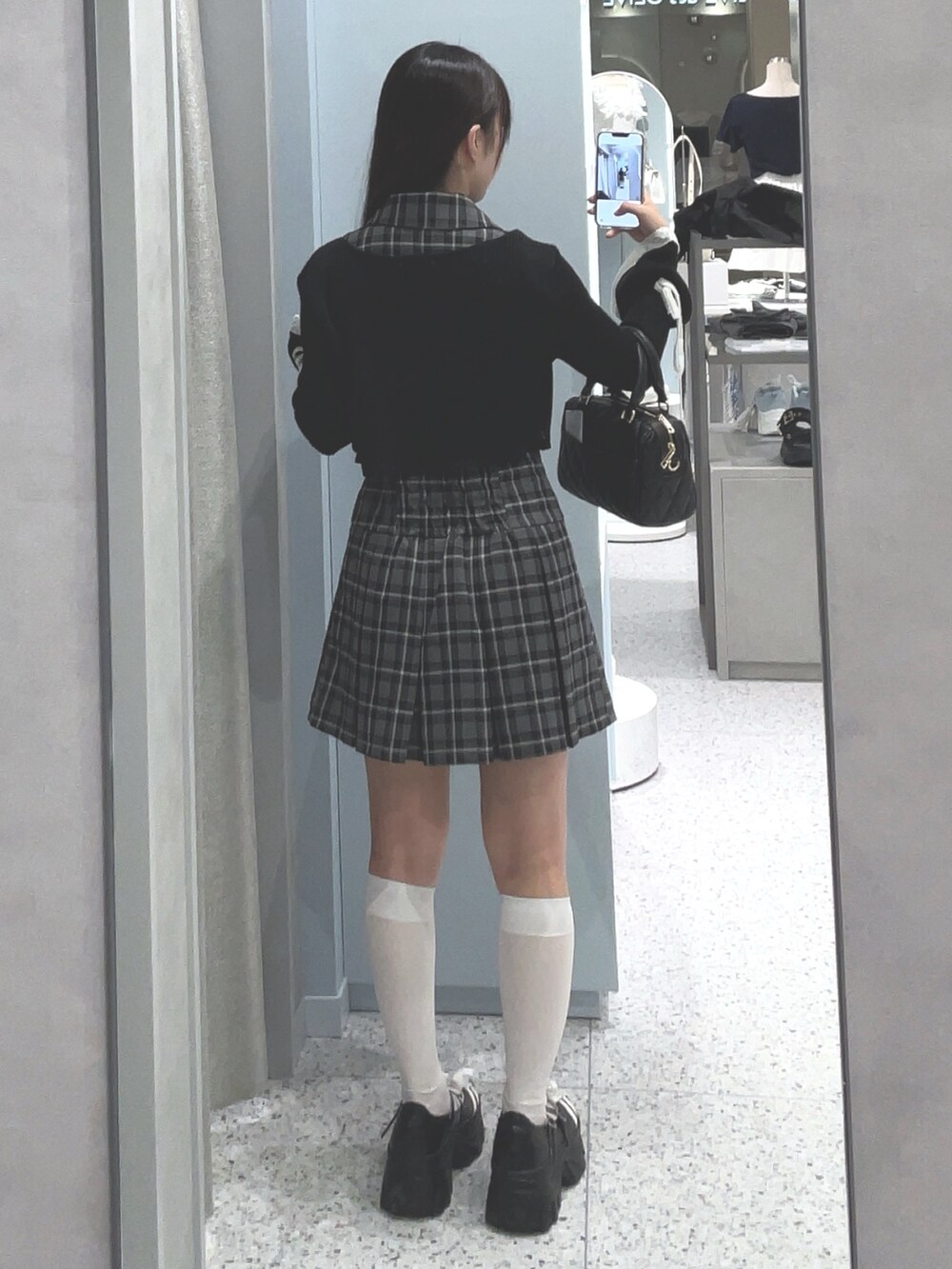 ブラック系のカーディガン/ボレロ、その他のワンピース、ブラック系のボストンバッグを着用したレディースの夏コーディネートの2枚目の写真