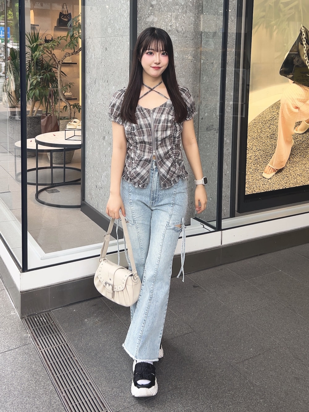 グレー系のシャツ/ブラウス、ブルー系のデニムパンツ、ブラック系のサンダルを着用したレディースの夏コーディネートの2枚目の写真