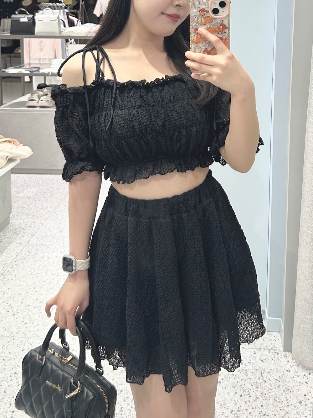 ブラック系のボストンバッグ、ブラック系の水着を着用したレディースの夏コーディネートの3枚目の写真