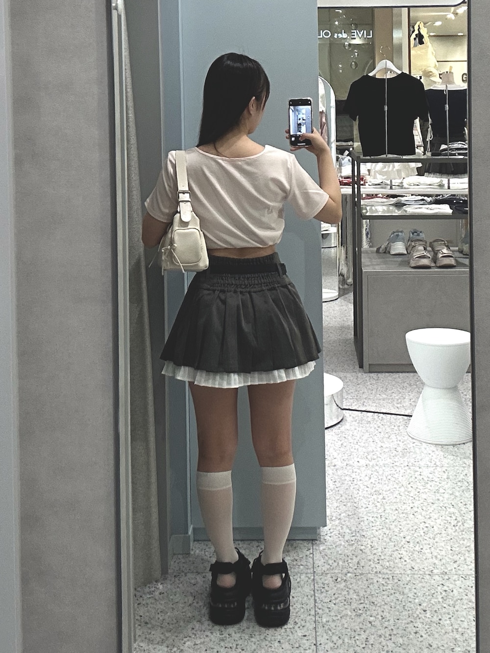 ピンク系のTシャツ/カットソー、グレー系のスカート、ブラック系のサンダルを着用したレディースの春コーディネートの2枚目の写真