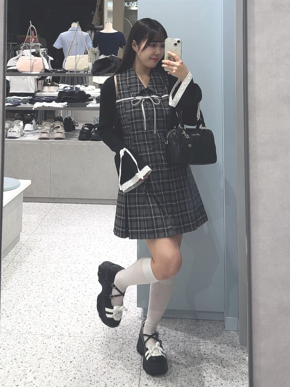 ブラック系のカーディガン/ボレロ、その他のワンピース、ブラック系のボストンバッグを着用したレディースの夏コーディネートの3枚目の写真