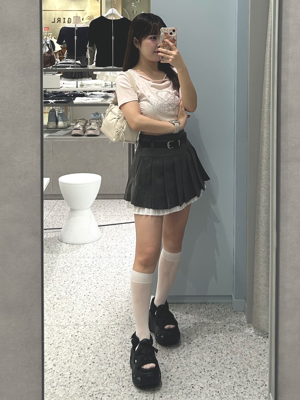 ピンク系のTシャツ/カットソー、グレー系のスカート、ブラック系のサンダルを着用したレディースの春コーディネートの3枚目の写真