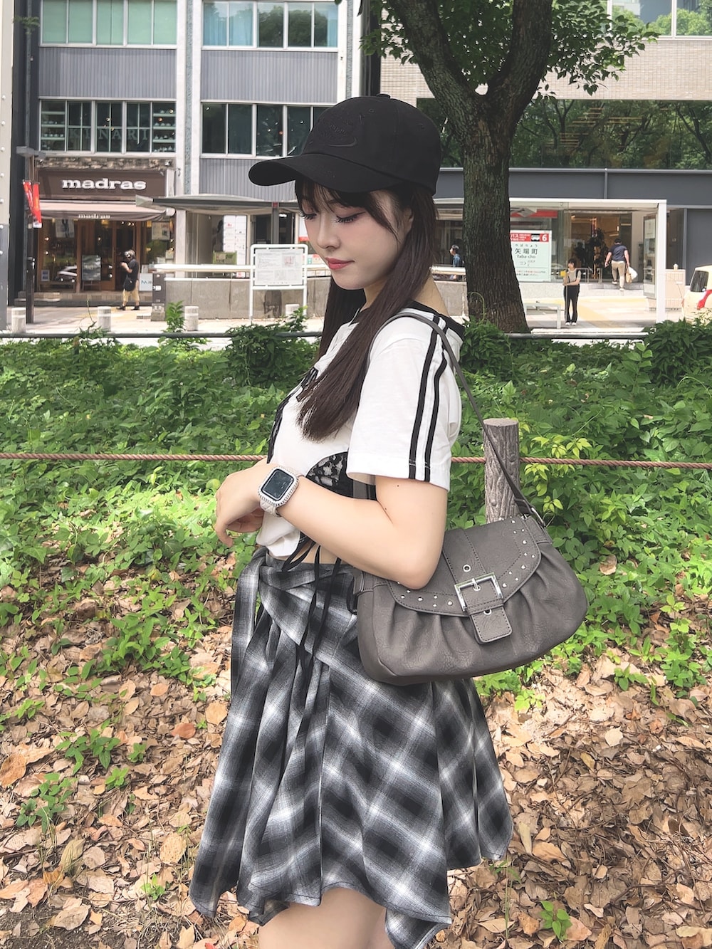 「ロゴT、アウトドアスタイル、厚底シューズ、半袖シャツ、夏ルックで気分アップ、休日スタイル、厚底サンダル、ミニスカート、テーマパークコーデ、シンプルコーデ、きれいめカジュアル、夏コーデ、韓国ファッション、ブラックコーデ、夏ファッション」|「OLIVE des OLIVEのサイドレースゲームシャツ(Tシャツ/カットソー、ホワイト系)」を使った、Sakuraさん(骨格ウェーブ・レディース・152cm)の夏コーディネートの4枚目の写真