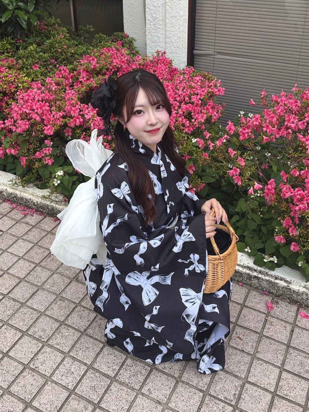 ブラック系のサンダル、ブラック系の浴衣を着用したレディースの夏コーディネートの3枚目の写真