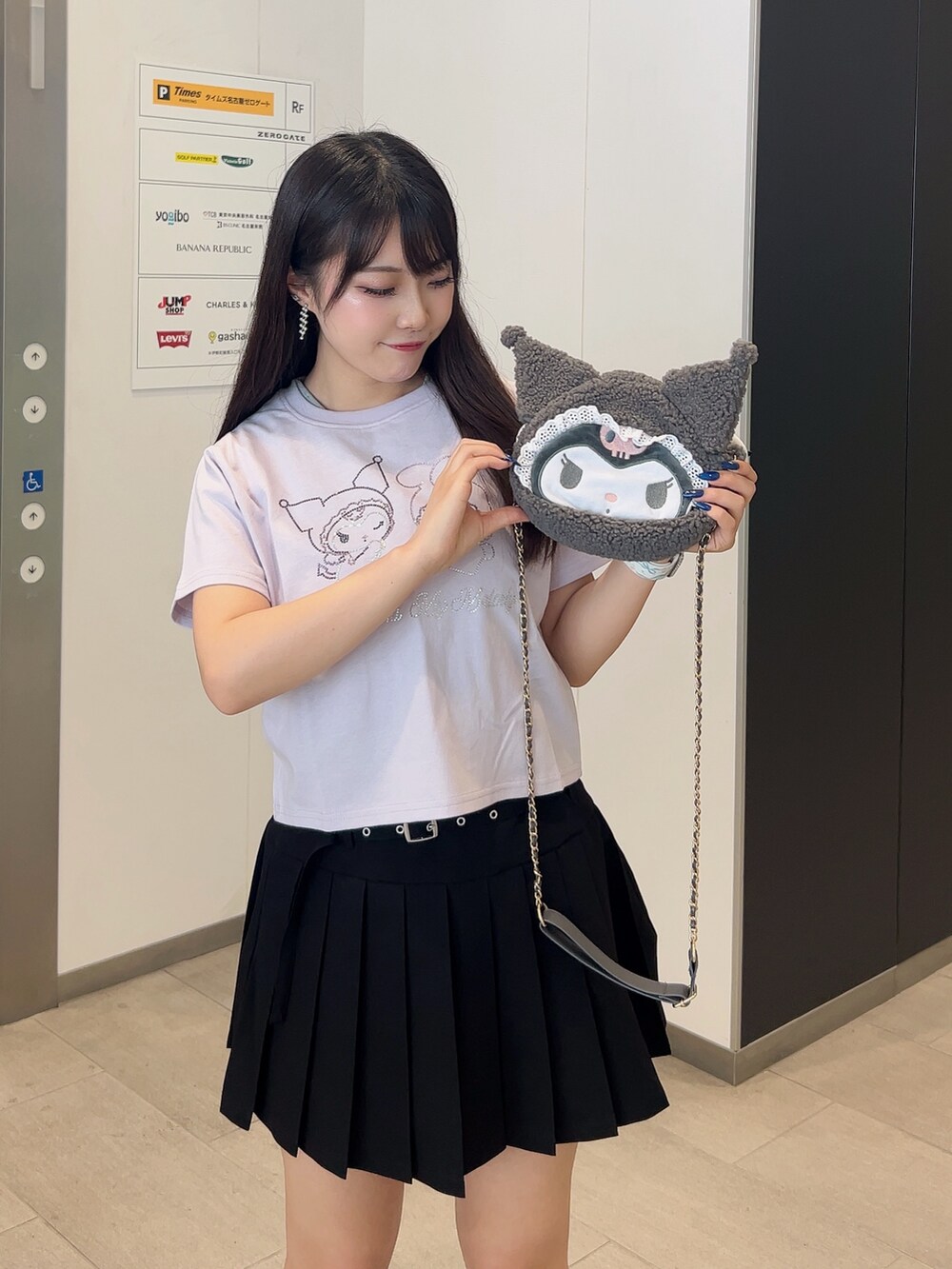 パープル系のTシャツ/カットソー、ブラック系のその他シューズ、ブラック系のスカートを着用したレディースの夏コーディネートの3枚目の写真