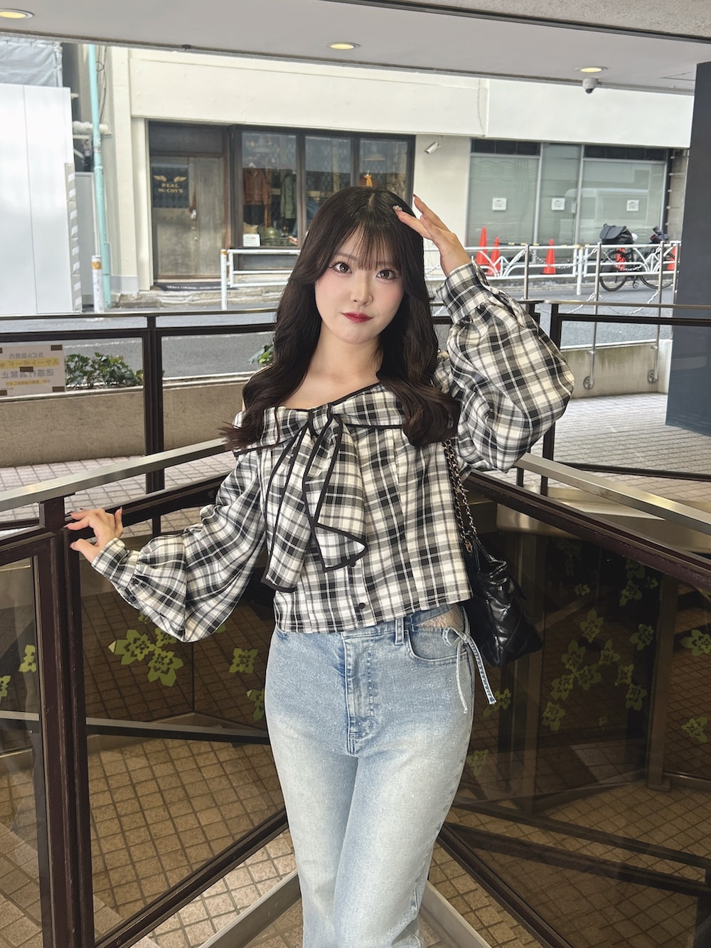 ホワイト系のシャツ/ブラウス、ブルー系のデニムパンツ、グレー系のスニーカーを着用したレディースの春コーディネートの2枚目の写真