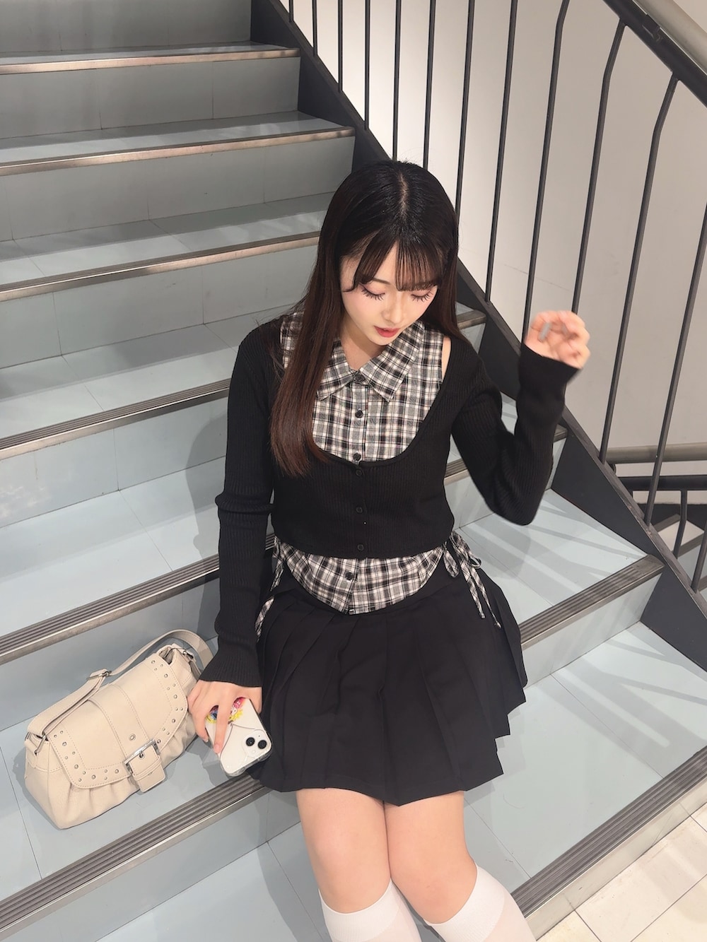 ブラック系のカーディガン/ボレロ、ブラック系のスカート、ブラック系のサンダルを着用したレディースの夏コーディネートの4枚目の写真