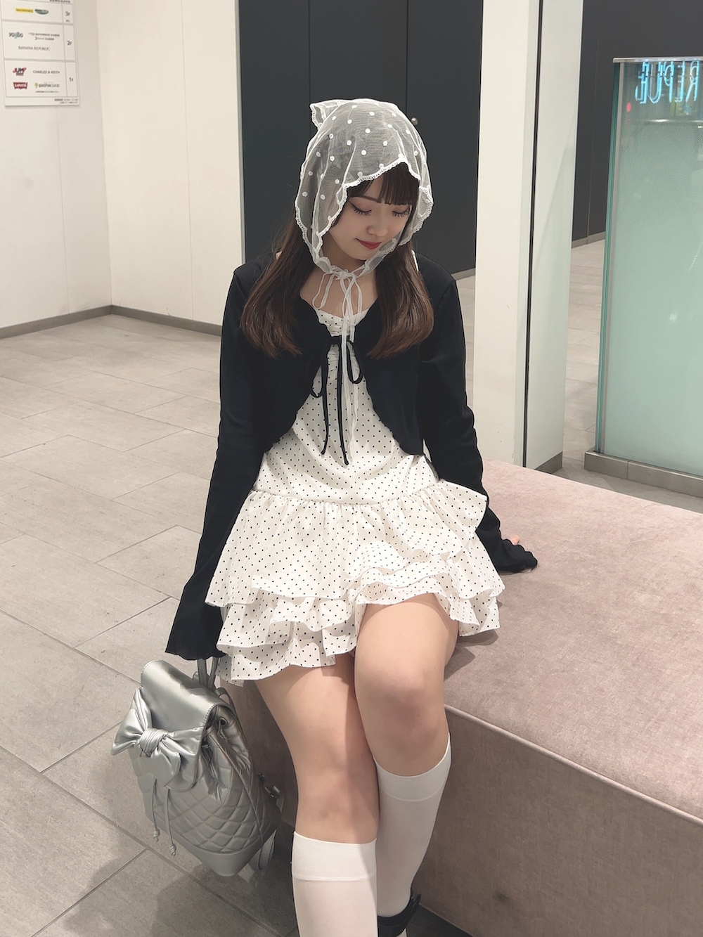 ホワイト系のワンピース、シルバー系のショルダーバッグ、ブラック系のサンダルを着用したレディースの春コーディネートの4枚目の写真
