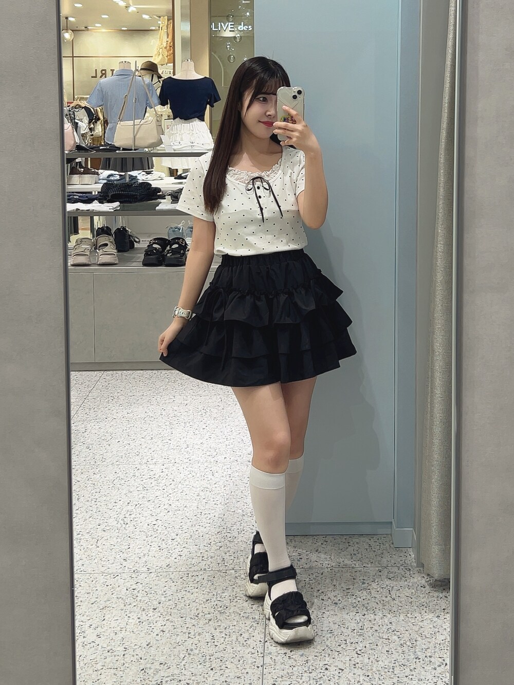 ホワイト系のTシャツ/カットソー、ブラック系のスカート、ブラック系のサンダルを着用したレディースの夏コーディネートの2枚目の写真