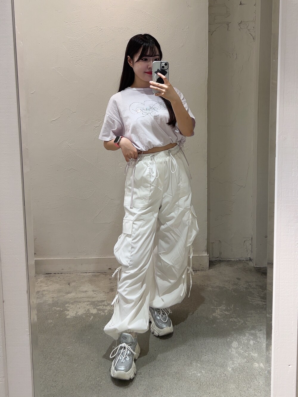 パープル系のTシャツ/カットソー、ホワイト系のカーゴパンツ、シルバー系のスニーカーを着用したレディースの夏コーディネートの4枚目の写真