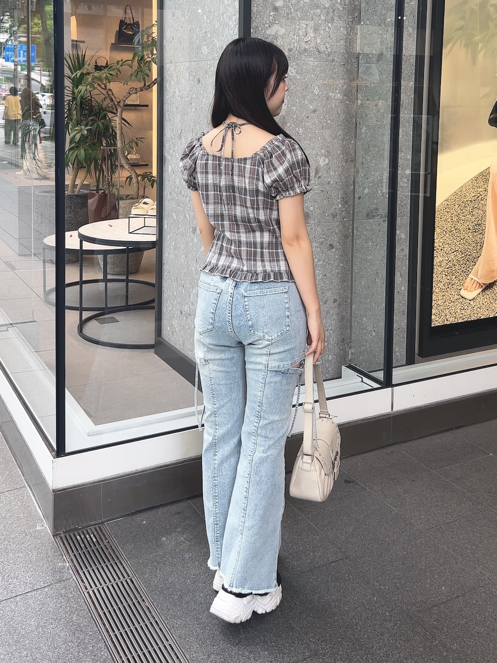 グレー系のシャツ/ブラウス、ブルー系のデニムパンツ、ブラック系のサンダルを着用したレディースの夏コーディネートの3枚目の写真