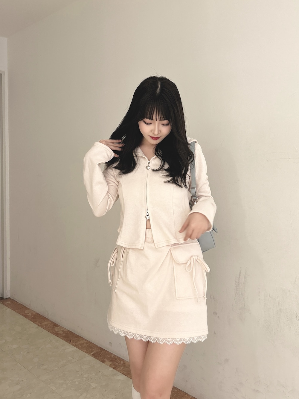 ピンク系のワンピース、ブルー系のショルダーバッグ、ホワイト系のサンダルを着用したレディースの春コーディネートの5枚目の写真