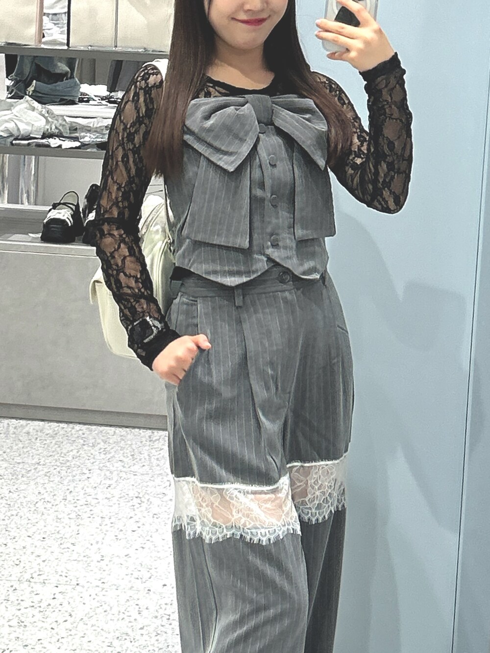 ブラック系のTシャツ/カットソー、グレー系のシャツ/ブラウス、グレー系のその他パンツを着用したレディースの夏コーディネートの3枚目の写真