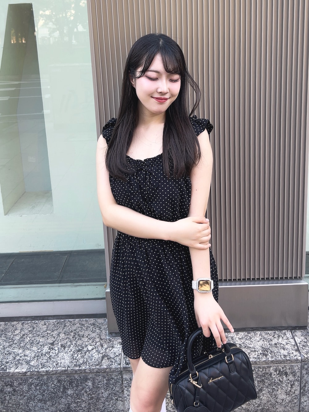 ブラック系のワンピース、ブラック系のサンダル、ブラック系のボストンバッグを着用したレディースの夏コーディネートの3枚目の写真