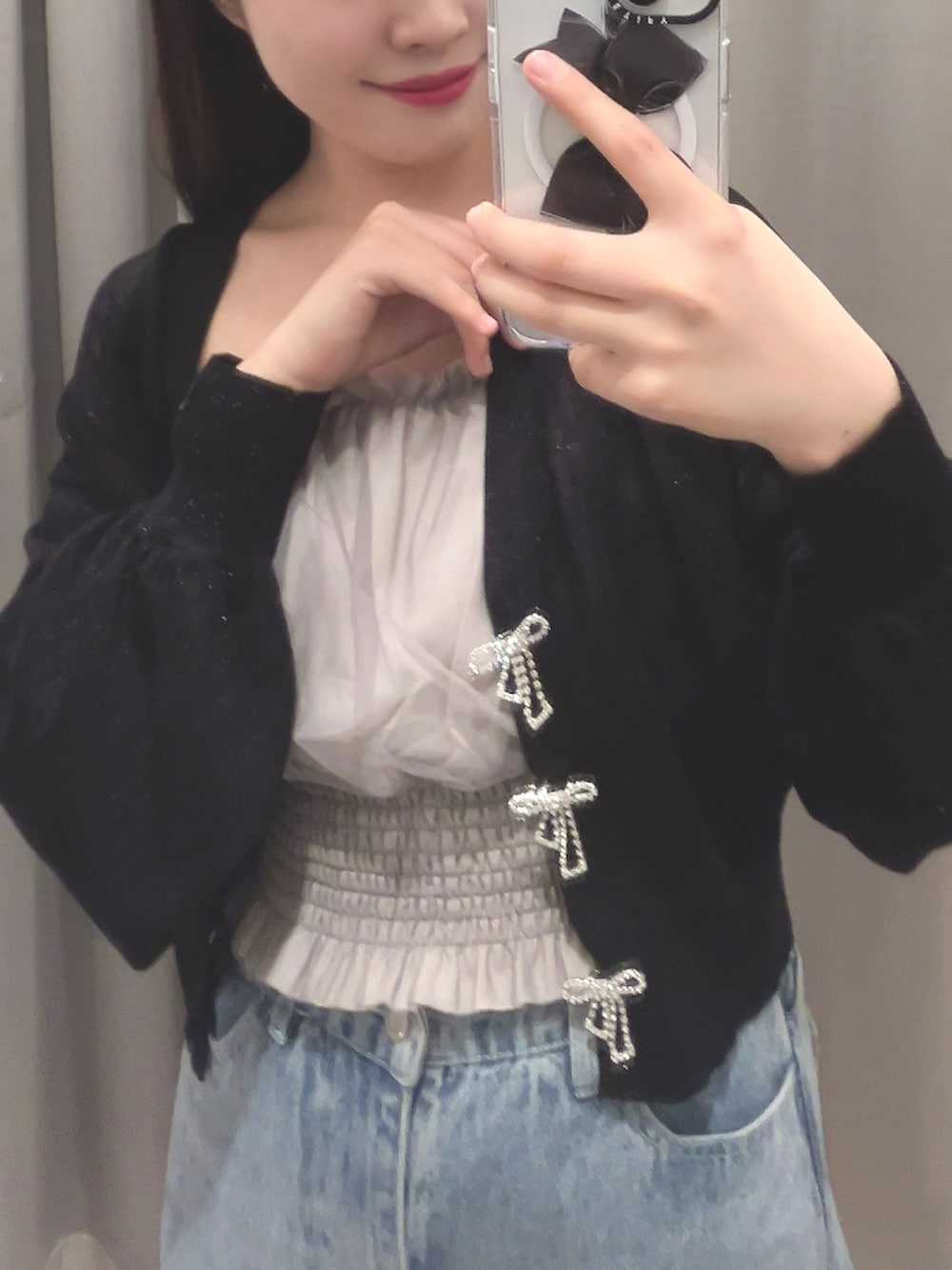 グレー系のキャミソール、ブルー系のデニムパンツ、ブラック系のサンダルを着用したレディースの夏コーディネートの2枚目の写真