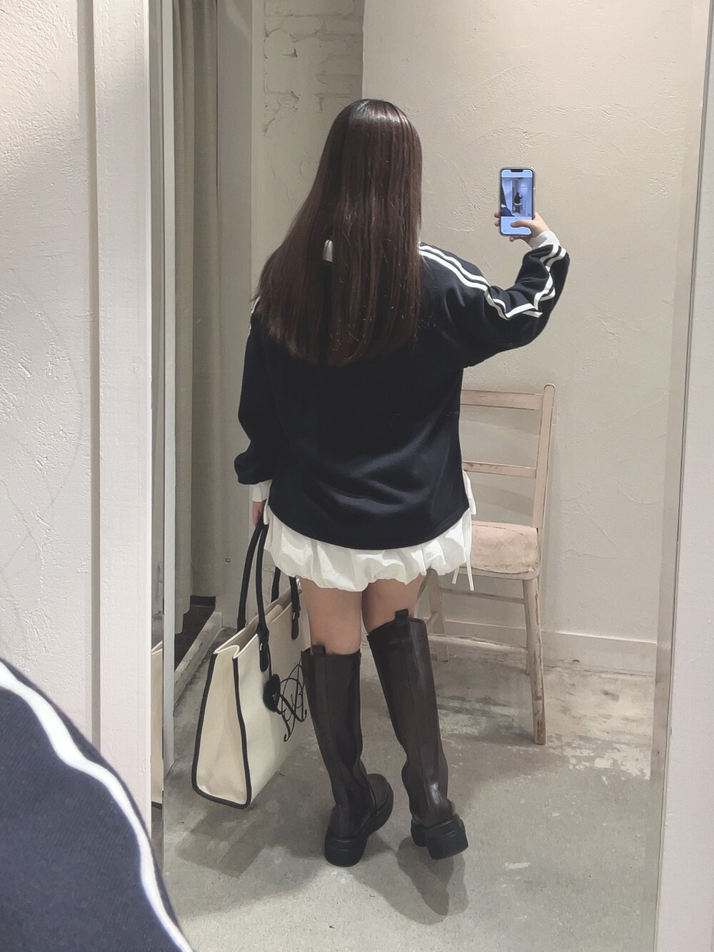 ブルー系のTシャツ/カットソー、ホワイト系のスカート、ブラウン系のその他シューズを着用したレディースの冬コーディネートの2枚目の写真