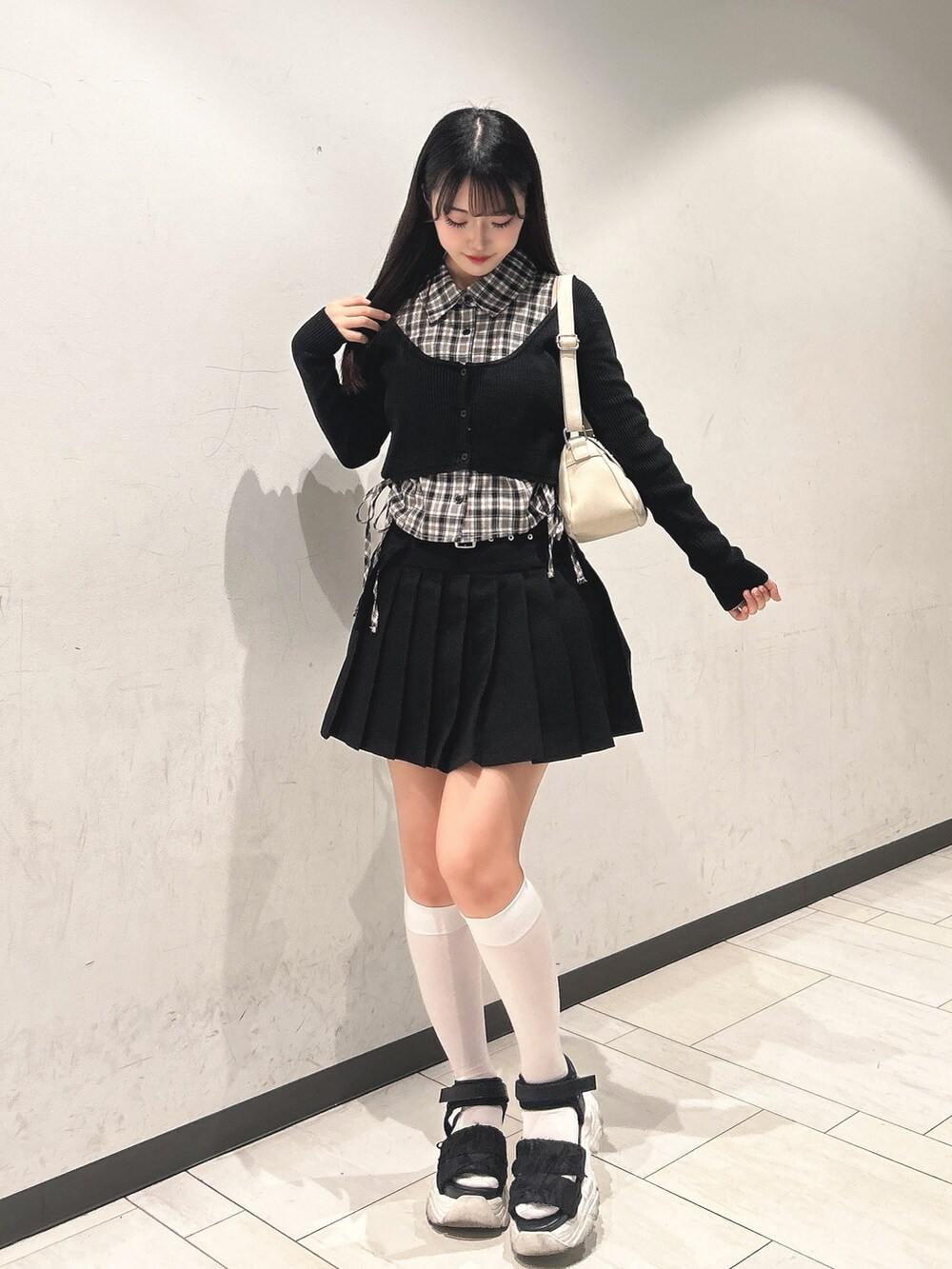 ブラック系のカーディガン/ボレロ、ブラック系のスカート、ブラック系のサンダルを着用したレディースの夏コーディネートの3枚目の写真