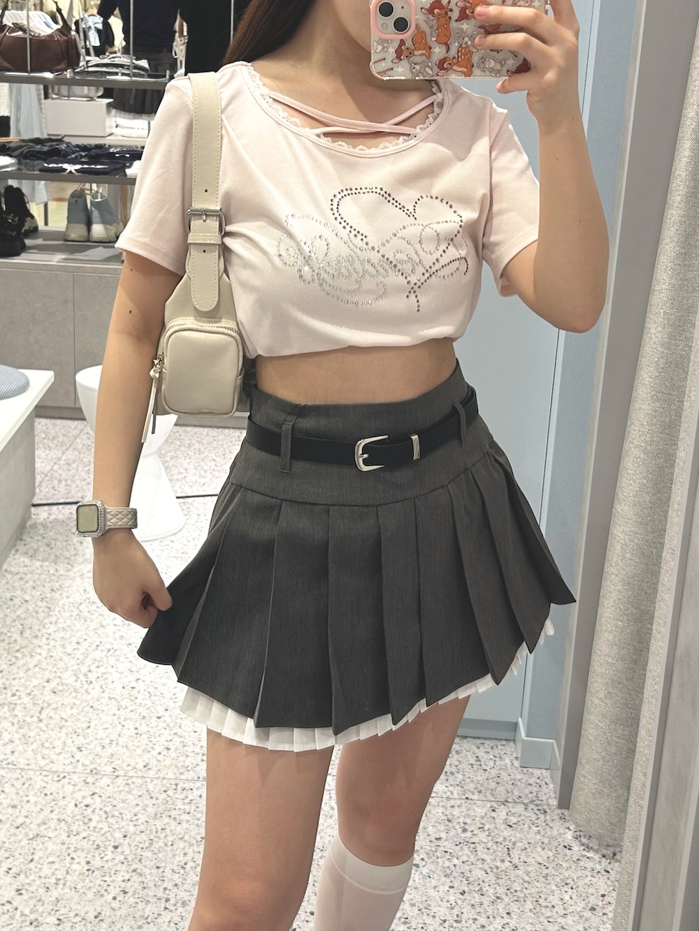 ピンク系のTシャツ/カットソー、グレー系のスカート、ブラック系のサンダルを着用したレディースの春コーディネートの4枚目の写真