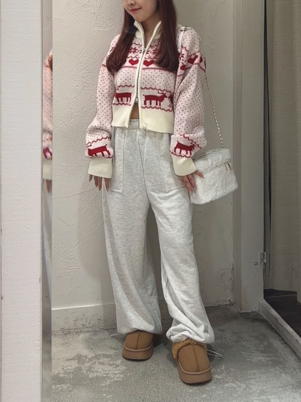 ホワイト系のカーディガン/ボレロ、ベージュ系のその他パンツ、ホワイト系のショルダーバッグを着用したレディースの秋コーディネートの3枚目の写真