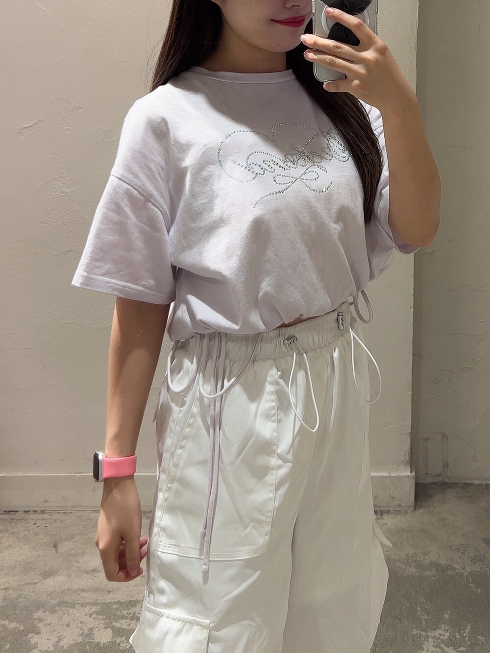 パープル系のTシャツ/カットソー、ホワイト系のカーゴパンツ、シルバー系のスニーカーを着用したレディースの夏コーディネートの2枚目の写真