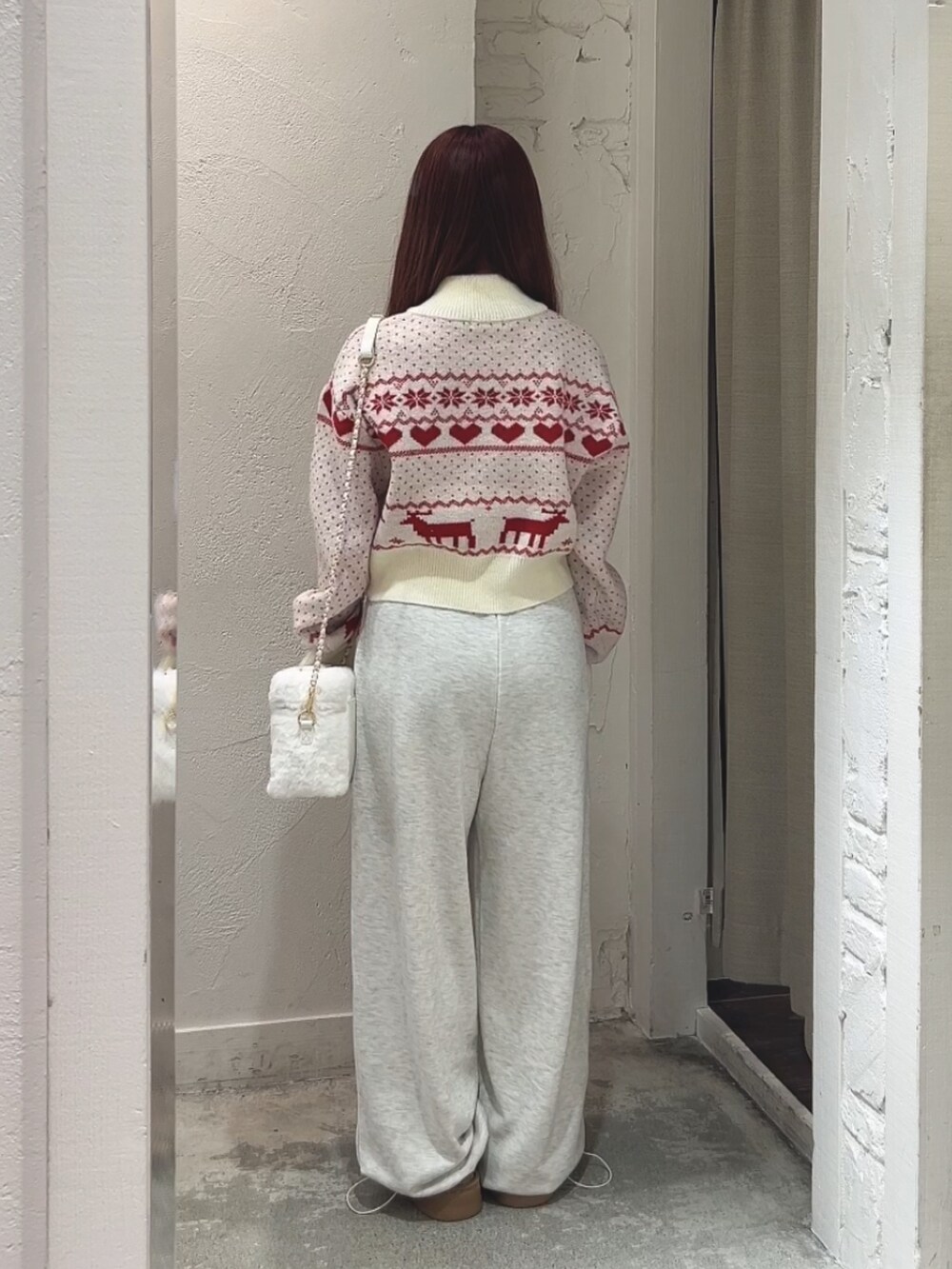 ホワイト系のカーディガン/ボレロ、ベージュ系のその他パンツ、ホワイト系のショルダーバッグを着用したレディースの秋コーディネートの2枚目の写真