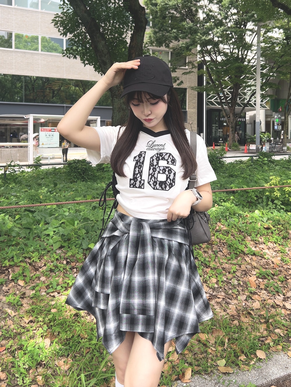 「ロゴT、アウトドアスタイル、厚底シューズ、半袖シャツ、夏ルックで気分アップ、休日スタイル、厚底サンダル、ミニスカート、テーマパークコーデ、シンプルコーデ、きれいめカジュアル、夏コーデ、韓国ファッション、ブラックコーデ、夏ファッション」|「OLIVE des OLIVEのサイドレースゲームシャツ(Tシャツ/カットソー、ホワイト系)」を使った、Sakuraさん(骨格ウェーブ・レディース・152cm)の夏コーディネートの3枚目の写真