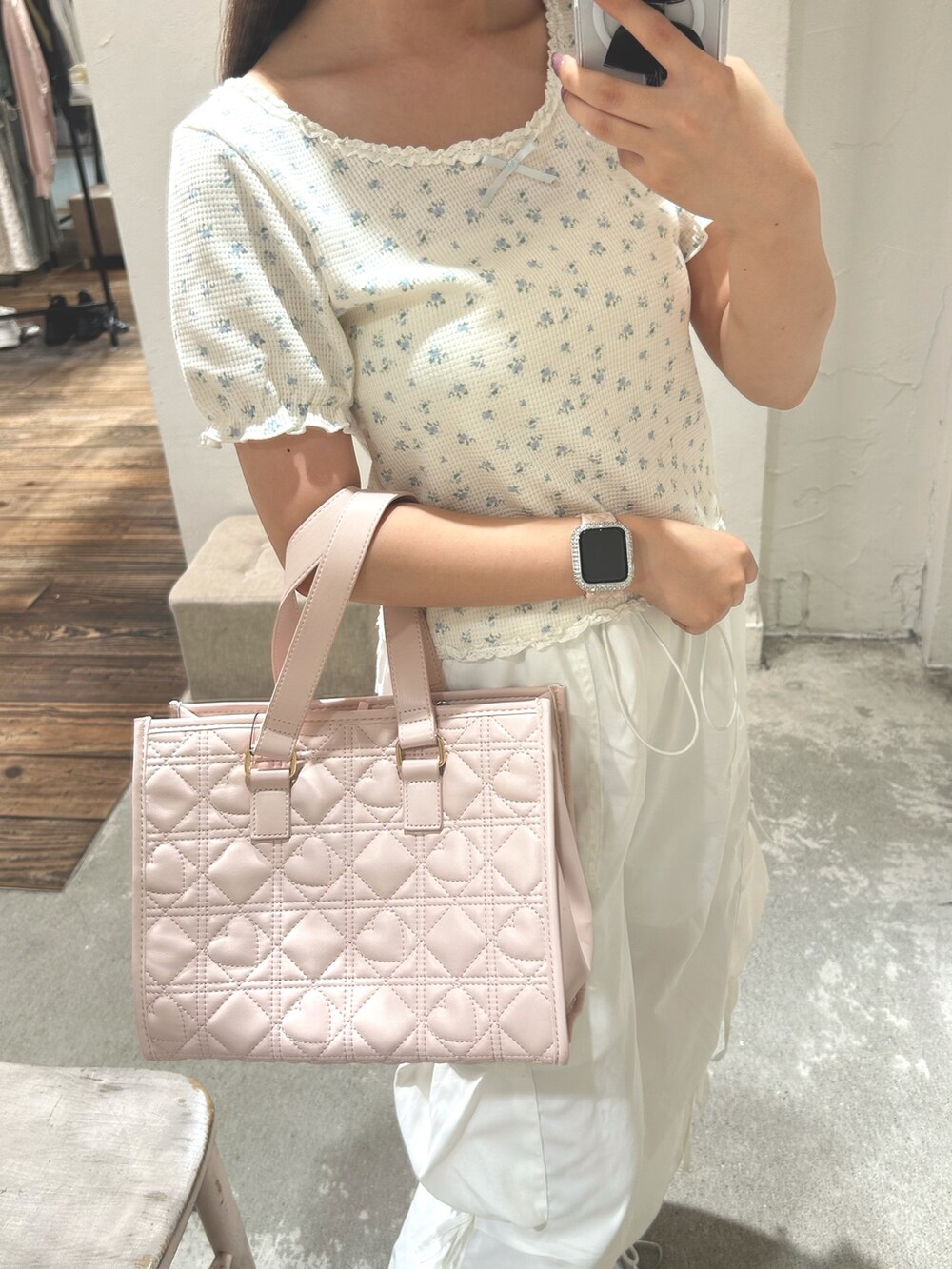 その他のTシャツ/カットソー、ピンク系のショルダーバッグ、ホワイト系のカーゴパンツを着用したレディースの夏コーディネートの3枚目の写真