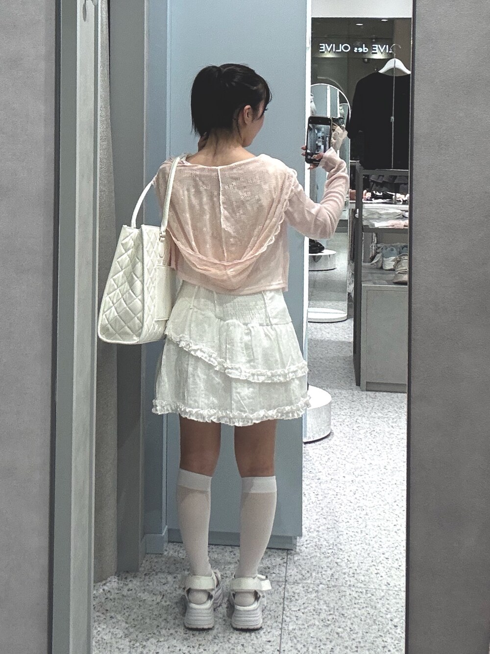 ピンク系のパーカー、ホワイト系のキャミソール、ホワイト系のサンダルを着用したレディースの夏コーディネートの3枚目の写真