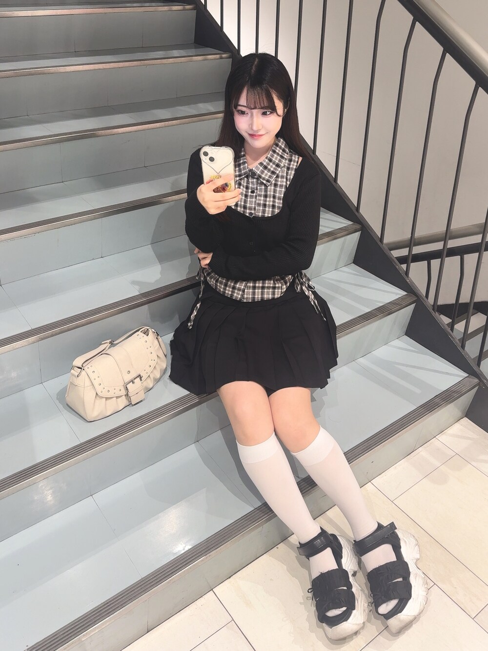 ブラック系のカーディガン/ボレロ、ブラック系のスカート、ブラック系のサンダルを着用したレディースの夏コーディネートの5枚目の写真